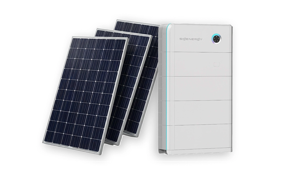 Fotowoltaika z magazynem energii: czarne panele słoneczne obok białego akumulatora modułowego