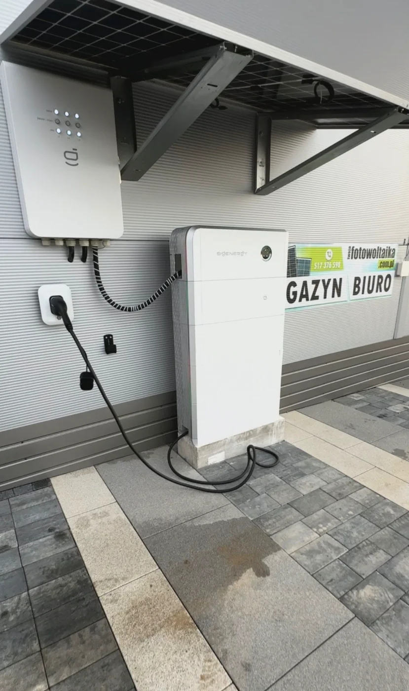 Zamontowany na ścianie hybrydowy magazyn energii SigEnergy all in one z inwerterem i gniazdem do ładowania EV