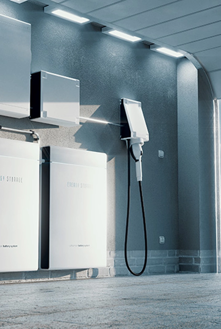 Zintegrowany system SigEnergy all in one ze ściennymi modułami magazynu energii i ładowarką ev w garażu