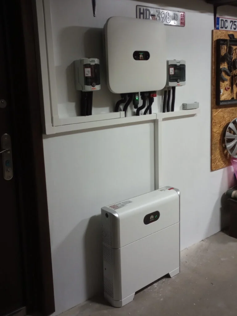 Magazyn energii do domu z falownikiem hybrydowym zamontowanym na ścianie w garażu