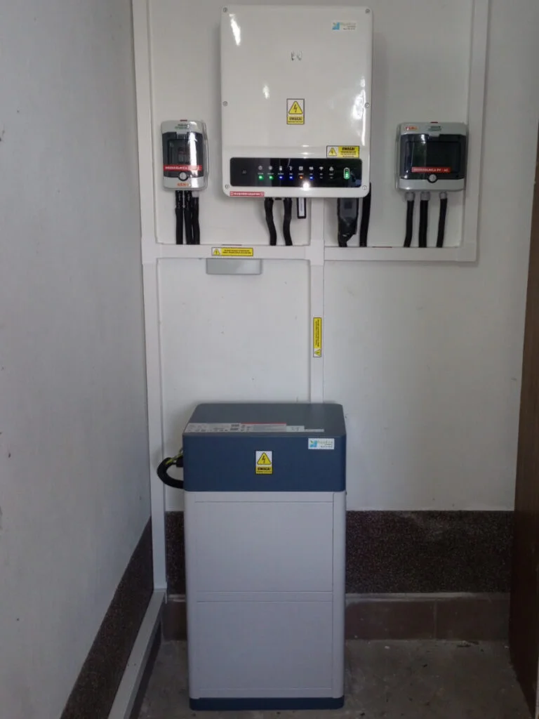 Zainstalowany falownik hybrydowy 3-fazowy z modułami pomiarowymi i akumulatorową szafką magazynu energii do fotowoltaiki