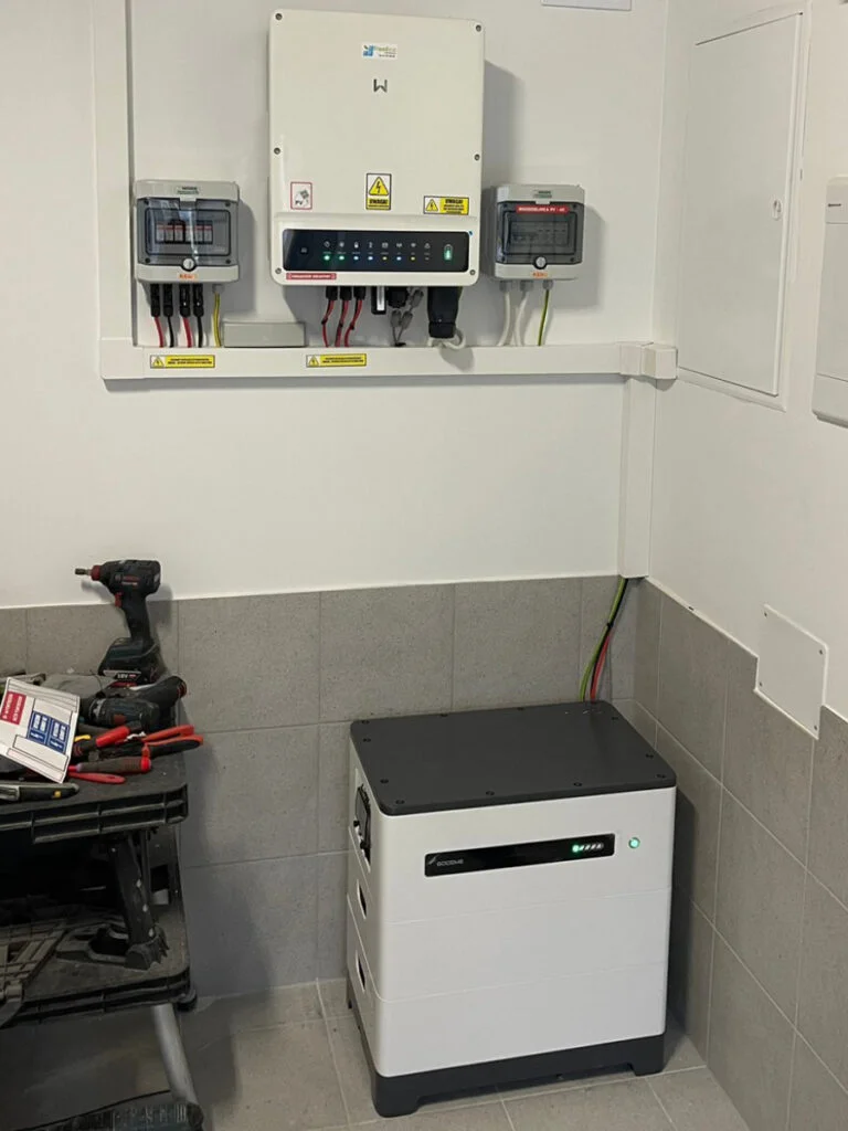 Instalacja magazynu energii do fotowoltaiki z hybrydowym falownikiem 3-fazowym i baterią