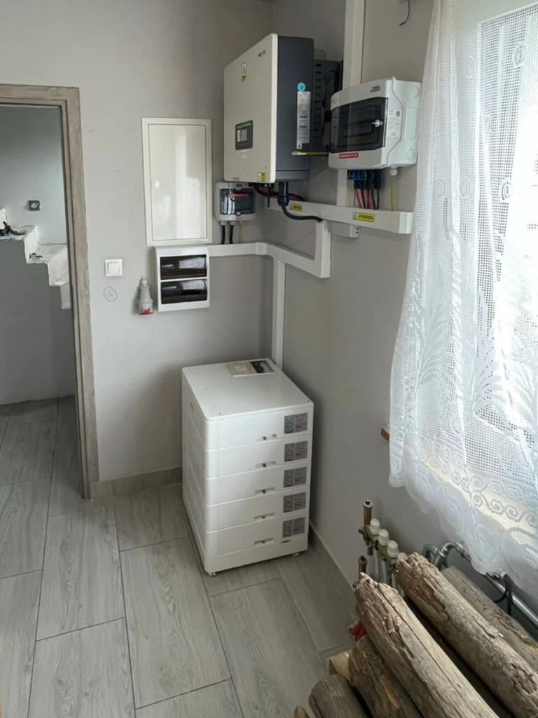 Magazyn energii do domu moduły bateryjne i falownik hybrydowy zamontowane w pomieszczeniu