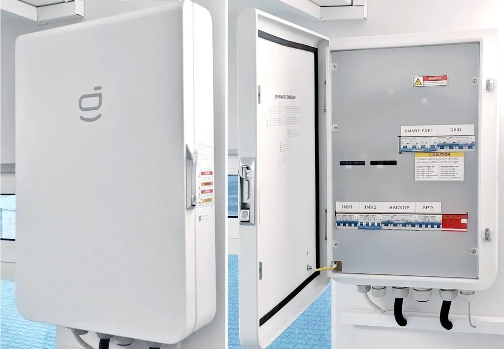 Otwarta szafa falownika hybrydowego 3 fazowego z zabezpieczeniami i portami